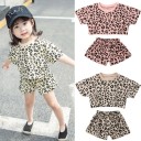 T-shirt og shorts med leopardprint til piger 2