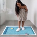 Tapis antidérapant de salle de bain 40 x 60 cm avec impression de piscine avec un canard jaune et une échelle rouge sur fond bleu avec une bordure 7