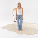 Tappeto Minimalista a Forma Irregolare con Motivo in Rilievo ad Archi 160 x 80 cm in Poliestere Color Crema Beige con Bordo Ondulato 2