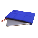 Taška na iPad 11 palců polstrované pouzdro 28 x 20 cm modré prošívané provedení se zipem a oranžovým tahátkem na tablet do batohu 2