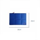 Taška na iPad 11 palců polstrované pouzdro 28 x 20 cm modré prošívané provedení se zipem a oranžovým tahátkem na tablet do batohu 3