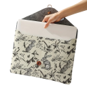 Taška na notebook obálkové pouzdro 36 x 25 cm s knoflíkem a gumičkou s motivem zajíců i rostlin na krémovém podkladu s plstěnou podšívkou 4