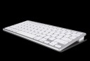 Tastiera wireless bluetooth per iPad e MacBook Compatta con 78 tasti Etichette in inglese Portata fino a 10 m Bianca con cornice argentata 3