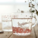 Tazza di vetro con fiori 1