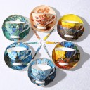 Teesetti mukilla, lautasella ja lusikalla Värikäs taiteellinen kuvio Kultareunus Keraamiikka Muki 7,6 x 9,2 cm Lautanen 13,4 cm Lusikka 13,8 cm 7