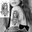 Temporäres wasserfestes Damen Tattoo 11,5 x 21 cm Skelett mit Zigarette und Freiheitskrone Realistisches Motiv Hält bis zu 15 Tage Einfache Anwendung 2
