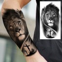 Temporäres wasserfestes Tattoo 11,5 x 21 cm Löwe und Kreuze Modernes realistisches Motiv Hält bis zu 15 Tage Einfache Anwendung Körpertattoo 2