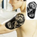 Temporäres wasserfestes Tattoo 11,5 x 21 cm Totenkopf und Uhr Symbol der Vergänglichkeit der Zeit Realistisches Motiv Hält bis zu 15 Tage Einfach anzubringen 2