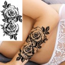 Temporäres wasserfestes Tattoo 11,5 x 21 cm Zwei blühende Rosen und ein Rosenkranz Zartes romantisches Motiv Hält bis zu 15 Tage Einfach anzubringen Körpertattoo 2