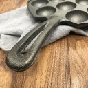 Tigaie din fier pentru clătite cu 12 adâncituri semicirculare Pentru clătite rotunde și bile din aluat Mâner lung cu orificiu 30 x 19,5 x 4,5 cm 4