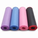 Tjock träningsmatta 183 x 61 cm tjocklek 10 mm med ruggad yta och kantade kanter för pilates, yoga, stretching och styrketräning hemma 1