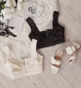 Top court en satin pour femmes avec un décolleté plongeant 1