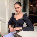 Top féminin avec des épaules froncées 2