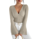 Top feminino canelado com decote em V de mangas longas Blusa elegante com acabamento em babados Mangas em estilo sino Corte justo 5