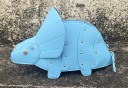Torebka damska 33 x 16 x 9,5 cm w kształcie dinozaura z kołnierzem i rogami Podłużna torebka ozdobiona metalowymi ćwiekami z zapięciem 4