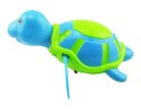 Tortuga colorida flotando en el agua 5