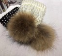 Touca de malha de inverno para senhora adornada com contas peroladas Grande pompom de pelúcia Padrão canelado Acrílico e pelúcia Circunferência 5