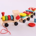 Tren de madera con formas geométricas. 2