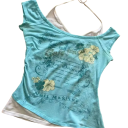 Tricou de damă cu imprimeu Les Galleries, cu strat dublu. Decolteu cu umărul gol. Top elegant, stratificat, cu motiv de dantelă în față. 11