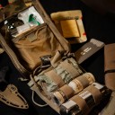 Trousse de secours tactique avec accessoires pour premiers secours 25x20x10 cm Trousse IFAK équipée avec un garrot, des ciseaux et des bandages 3