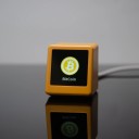 Työpöytälaite bitcoinien, osakkeiden ja valuuttojen seurantaan, kosketusohjaus, LED-näyttö 30 x 30 mm, USB-virransyöttö 20