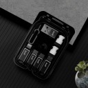 Úložný box s bezdrátovou nabíječkou 5 W Tři redukce Lightning Micro USB a USB-A Kabel USB-C 29 cm Jehla na SIM Rozměry 8,9 x 5,8 x 1,3 cm 4