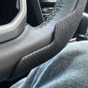 Ultradelgado cubrevolante de 36 a 38 cm de cuero perforado Forma redonda O Cubrevolante transpirable y antideslizante para coche 7
