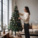 Umělý vánoční stromeček S ozdobami 48 ks Skládací Výška 150 cm Průměr 75 cm Kovový podstavec Zelená Dekorace do bytu i kanceláře 4