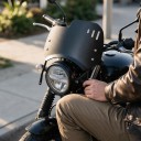 Univerzálne čelné sklo na motorku pre kulatý svetlomet 6–8 palcov Hliníkový štít a nerezový držák Ochrana pred vetrom 6