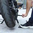 Univerzální zvedací stojan na motocyklové kolo s nastavitelnou výškou 31 - 38 cm Protiskluzová základna Skládací boční podpěra 6