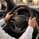 Univerzálny potah na volant k ručnému našitiu 37 cm Mäkky umelý semiš s farebným stredovým pruhom Ihla a niť do auta 2