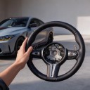 Urheiluohjauspyörä BMW E90 E91 E92 Vaihtopaddleilla ja monitoimipainikkeilla Musta sinisillä ompeleilla Sarjalle 1 E87 ja X1 E84 2