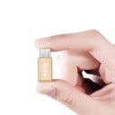 USB-C - Micro USB -sovitin Pieni alumiiniseoksesta valmistettu sovitin Micro USB -kaapelin liittämiseksi USB-C-portilla varustettuun puhelimeen 2
