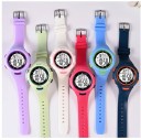 UTHAI CE49 Kinder Digitaluhr mit Hintergrundbeleuchtung, Wecker und 30m Wasserdichtigkeit - Bunte Uhr für Alltag und Sport 2