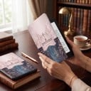 Vaaleanpunakuvioinen ja sininen flip-puhelinlaukku 6 tuumaa Kindle 10. sukupolvelle 2019, jossa on kruunukuvio ja teksti Invitation sekä hihna 7