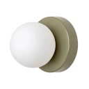 Väčšia nástenná LED lampa s guľovým tienidlom, 10 x 12 cm, závit E9, studené biele svetlo 5500-7000K, plast a kov, do kúpeľne a predsiene 5