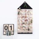 Væghængt adventskalender i stof med lommer i form af et hus 24 felter 48,5 x 119 cm Med ophængningsring Til gaver og godter til børn 6