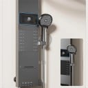 Väggmonterad duschpanel med höjd 900–1054 mm med rund takdusch och handdusch samt multifunktionell LED-display i mörkgrå färg 3