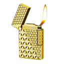 Vandtæt, vindtæt metallighter med trekantmønster. Elegant, holdbar lighter til barske vejrforhold. Stilfuld lommelighter til udendørs brug. 1