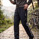 Vandtætte motorcykelbukser Unisex Elastisk talje og lynlåslommer Materiale PU og TPU Sorte med hvid stribe Regnbukser 3