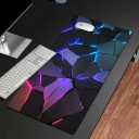 Velká podložka pod myš a klávesnici 400x900x2mm s LED podsvícením a 3D geometrickým motivem v černé a fialové barvě pro herní pracoviště 3