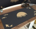 Velká podložka pod myš a klávesnici s japonským motivem koi ryb a slunce 800x300x3 mm černo-zlatá pro herní i kancelářský stůl 3
