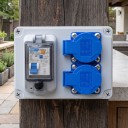 Venkovní falapú zásuvka biztosítékkal, vízálló, 2 zászó 220 V / 16 A, 175 × 125 × 75 mm, ABS műanyag, szürke, elektromos autó töltésére 5