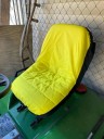 Verhoiltu istuinpeite John Deere -ruohonleikkureille, Gatorille ja traktoreille 1