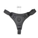 Verstelbaar strap-on harnas met een gat van 23 mm voor het bevestigen van een dildo. Premium imitatieleren stoffen banden. Stevige pasvorm. Discrete 3