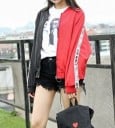 Veste bomber pour femmes au style hip-hop Design bicolore Imprimé avec portrait au dos Rubans sur les manches Coupe ample Polyester et coton 20