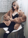 Veste chaude en peluche pour femmes avec fermeture éclair et large col Coupe ample avec épaules tombantes Deux grandes poches avant 21