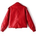 Veste courte femme en simili cuir Col large avec revers Devant asymétrique Grande poche à rabat Épaules rembourrées Ceinture avec boucle Coupe 7