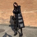 Veste d'hiver longue pour femmes noire avec capuche Surface brillante Compartiments matelassés larges Coupe droite ample Longueur sous le genou 1