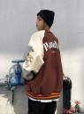 Veste de baseball avec écusson sur la poitrine et grand logo au dos Coupe oversize décontractée Manches contrastantes Bords rayés en côtes 1